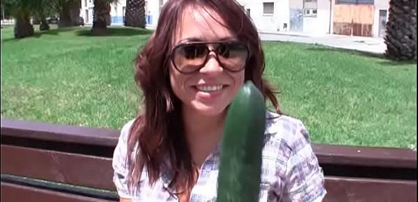  Sara May follando con vegetales
